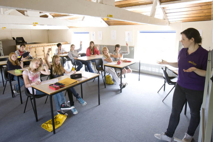 Студенты Embassy Academy Warminster School на занятиях