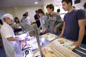 Столовая в Embassy Academy Warminster School