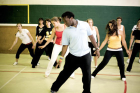 Студенты Embassy Academy Warminster School на занятиях танцами