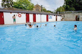 Бассейн в Embassy Academy Warminster School