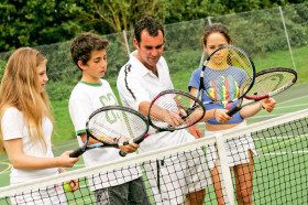 Студенты Embassy Academy Warminster School на игре в теннис