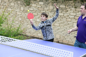 Студенты Embassy Academy Warminster School играют в настольный теннис