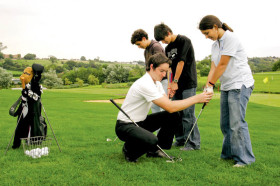 Студенты Embassy Academy Warminster School учатся играть в гольф