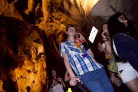 Студенты Embassy Academy Warminster School в пещерах