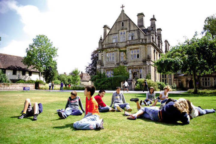 Здание школы Embassy Academy Warminster School