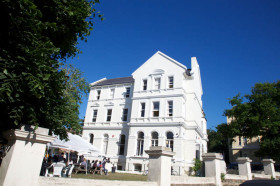 Здание школы Embassy English Hastings