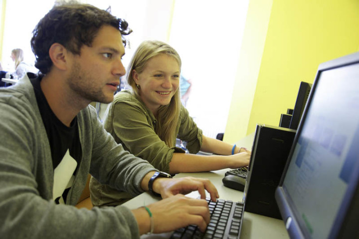 Студенты Embassy English Hastings на занятиях в компьютерном классе