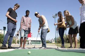 Студенты Embassy English Hastings на игре в гольф