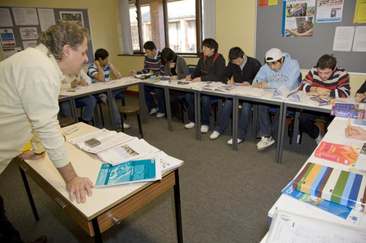 Студенты Embassy Summer Cambridge на занятиях