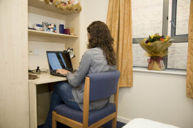 Жилая комната студентов в Embassy Summer Cambridge