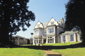 Здание школы Embassy Summer London Kingswood Hall