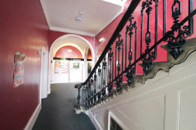 Холл в Embassy Summer London Kingswood Hall