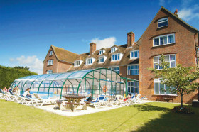 Бассейн около здания школы Harrow House