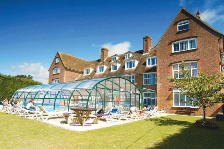 Бассейн около здания школы Harrow House