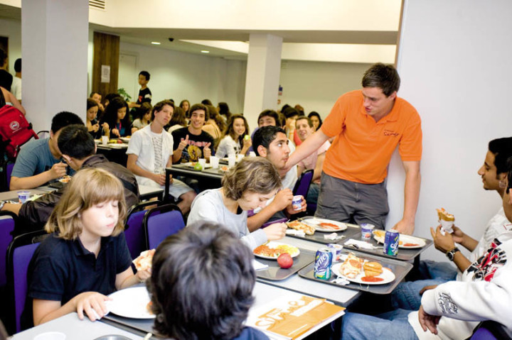 Столовая в Embassy Summer London Medway