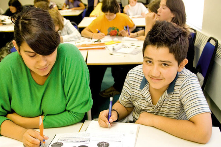 Студенты Embassy Summer London Medway на занятиях