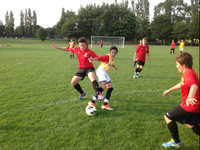 Футбольный матч в Manchester United Soccer School Rugby School