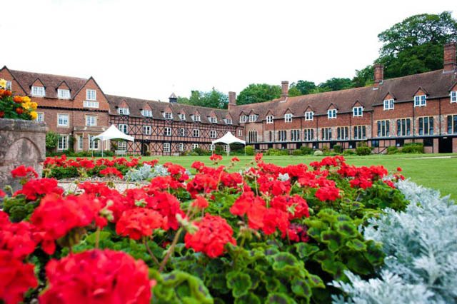 Здание школы Pilgrims Bradfield College