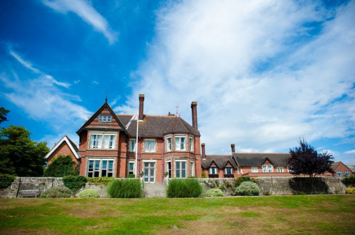 Здание школы Pilgrims Kent College Pembury