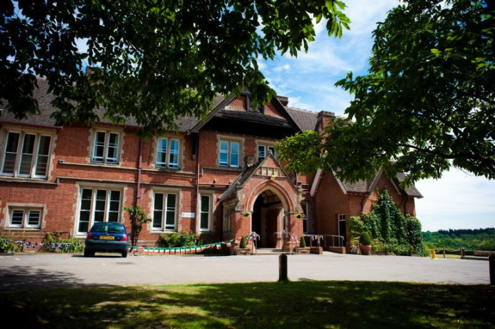 Здание школы Pilgrims Kent College Pembury