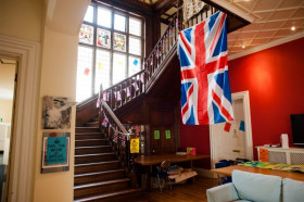 Холл в Pilgrims Kent College Pembury