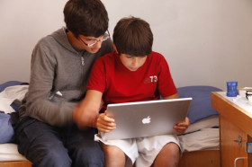 Студенты в Pilgrims Malvern College в жилой комнате