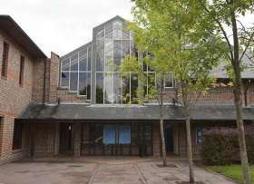 Здание школы SKOLA Ascot