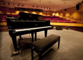 Актовый зал в SKOLA Ascot