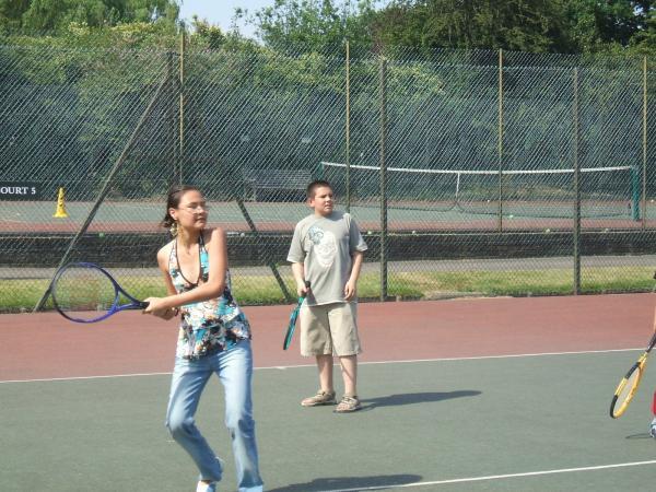 Студенты SKOLA Camden играют в теннис