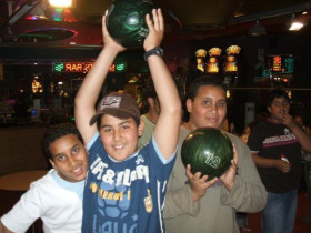 Студенты SKOLA Gloucester Gate играют в боулинг