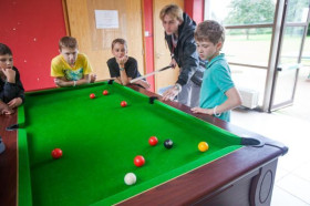 Студенты SKOLA Chorleywood играют в бильярд