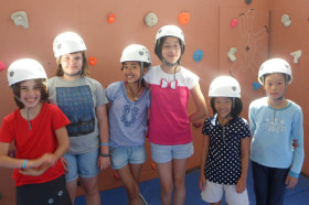 Студенты Sherborne International College на скалодроме