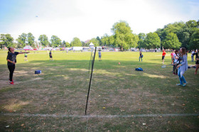 Студенты St Giles Southampton играют в бадминтон