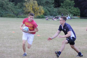 Студенты Oxford Royal Academy St. Peter's College играют в футбол