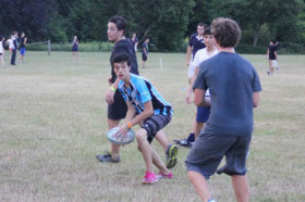 Студенты Oxford Royal Academy St. Peter's College играют в футбол