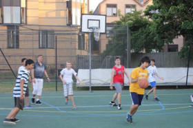 Студенты Oxford Royal Academy St. Peter's College играют в баскетбол