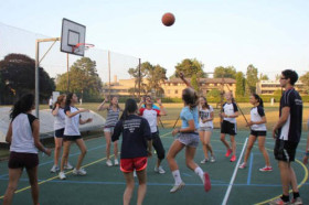 Студенты Oxford Royal Academy St. Peter's College играют в баскетбол