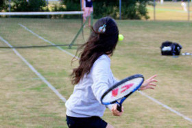 Студенты Oxford Royale Academy Jowett Walk играют в теннис