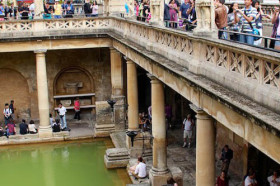 Студенты Oxford Royale Academy Jowett Walk в Римской бане