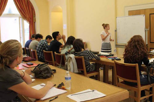 Студенты Oxford Royale Academy Lady Margaret Hall на занятиях