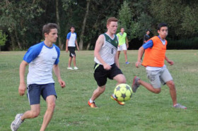 Студенты Oxford Royale Academy Lady Margaret Hall играют футбол