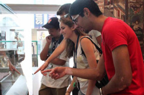 Студенты Oxford Royale Academy Lady Margaret Hall в музее