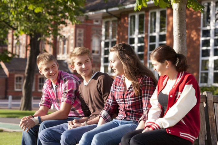 Студенты Our World English Schools Dulwich College