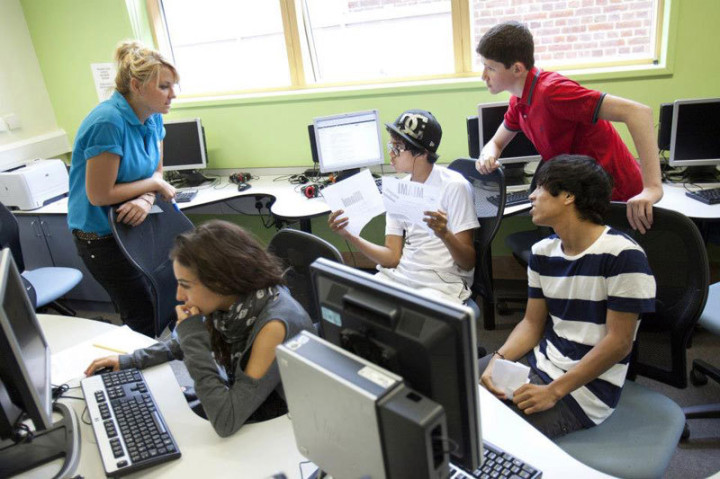 Студенты Our World English Schools Dulwich College на занятиях