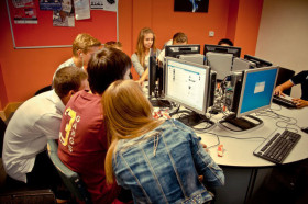 Студенты Our World English Schools Dulwich College на занятиях