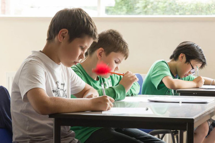 Студенты Our World English Schools Caterham School на занятиях