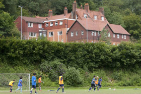 Студенты Our World English Schools Caterham School играют в футбол