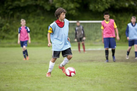 Студенты Our World English Schools Caterham School играют в футбол