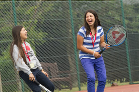 Студенты Studio Cambridge Sir Edward играют в бадминтон