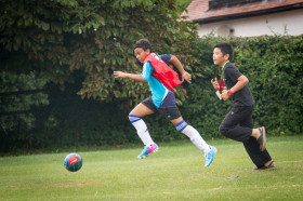 Студенты Studio Cambridge Sir Edward играют в футбол